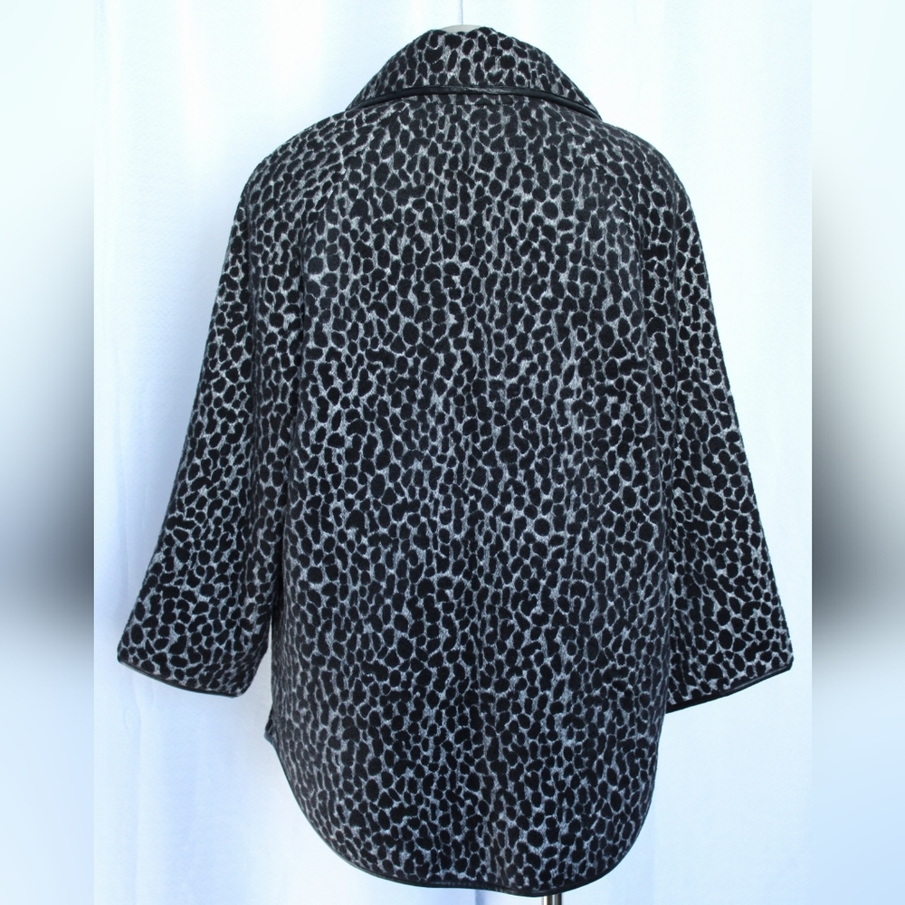 Chico’s Size 1 Black Grey Leopard Print Short Coat - Picture 2 of 9